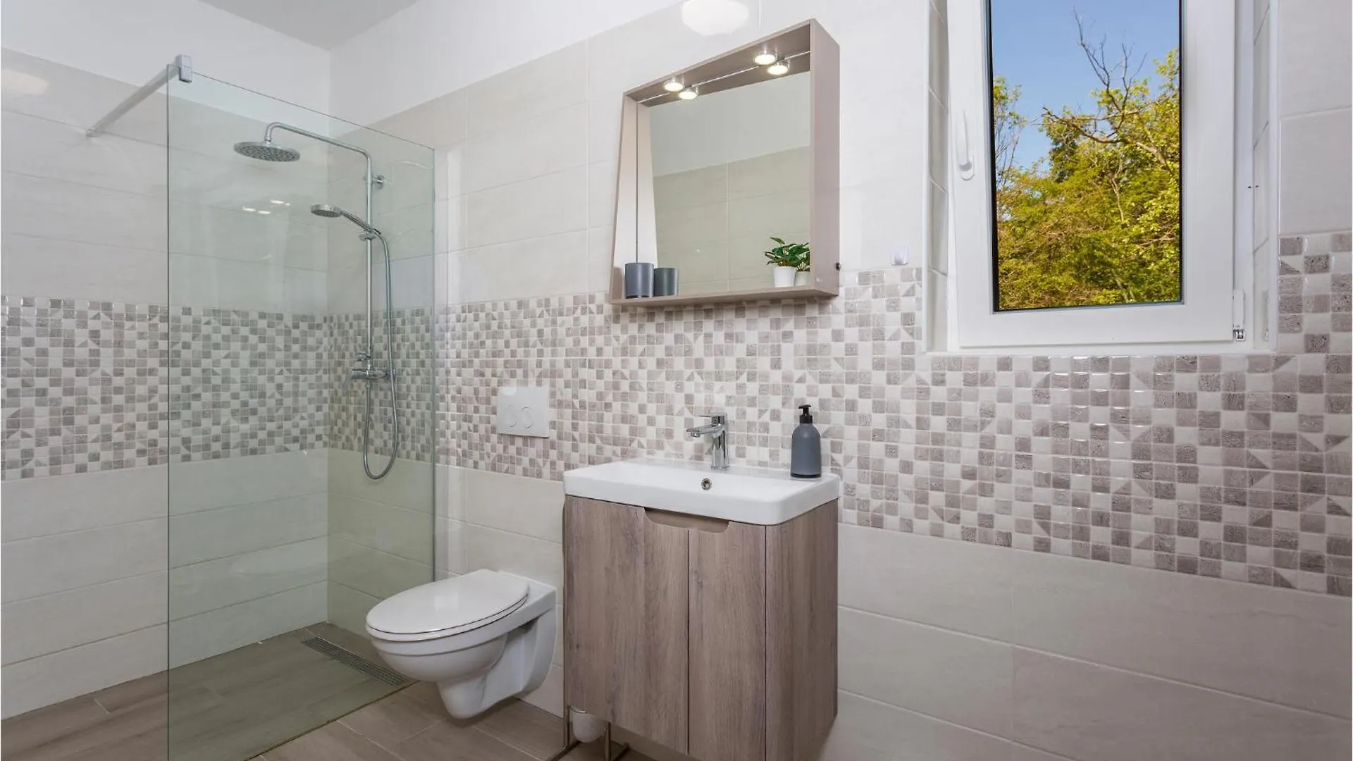4 Bedroom Amazing Home In Kras