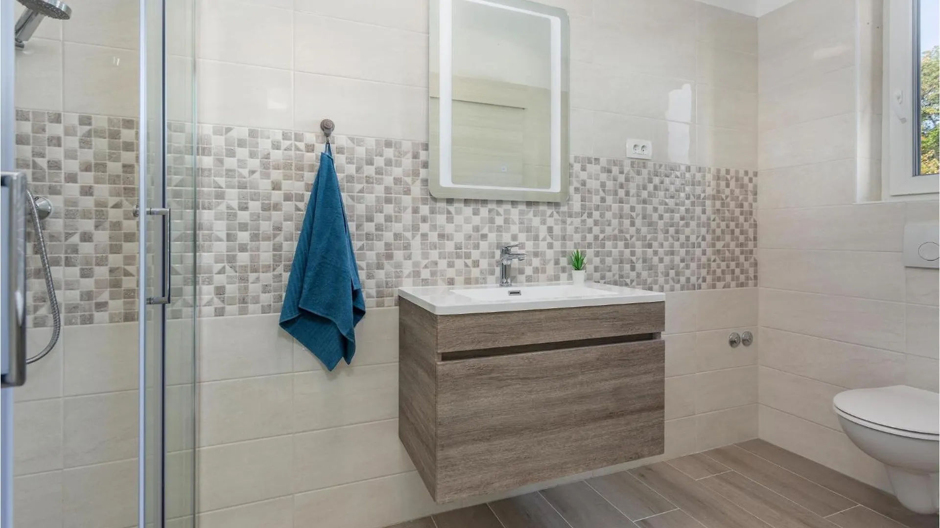 Holiday home 4 Bedroom Amazing Home In Kras